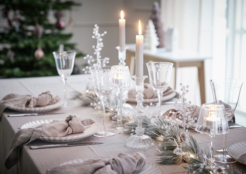 Festlich gedeckter Weihnachtstisch im nordischen Stil mit Geschirr, Kerzen und naturinspirierter Dekoration von Lene Bjerre.