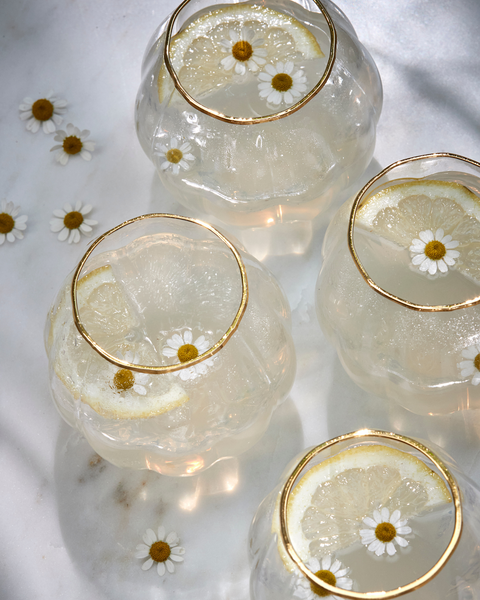 Glas mit handbemaltem Goldrand ist die neueste Ergänzung des Glaswarensortiments von Lene Bjerre.
