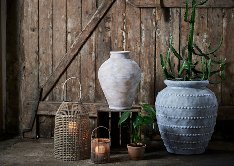 Großer Blumentopf aus Keramik mit üppiger Zimmerpflanze – dekorativ, modern und ideal für Wohnräume oder Gartenbereiche - von Lene Bjerre