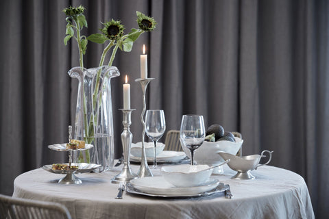 Decke stilvoll den Tisch