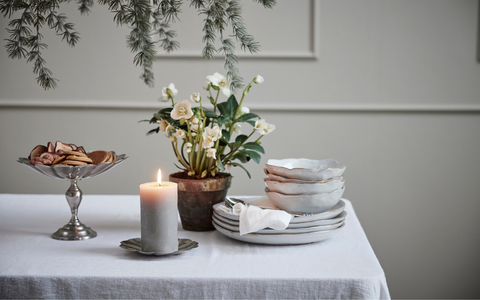 Vanillekipferl auf elegantem Lene Bjerre-Teller – klassisches deutsches Weihnachtsgebäck