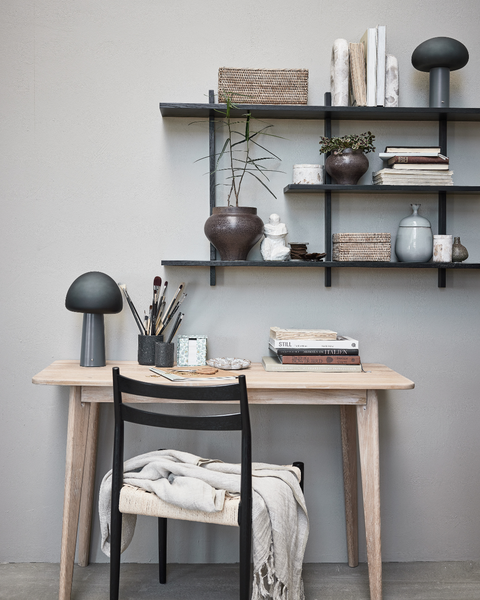 Kreativer Arbeitsplatz mit Pflanzen, viel Tageslicht und inspirierender Dekoration