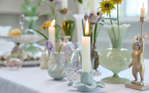 Osterkerzen und Leuchter